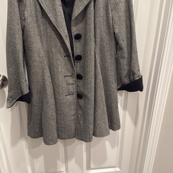 Beautiful coat with velvet collar and buttons. - Picture 7 of 7